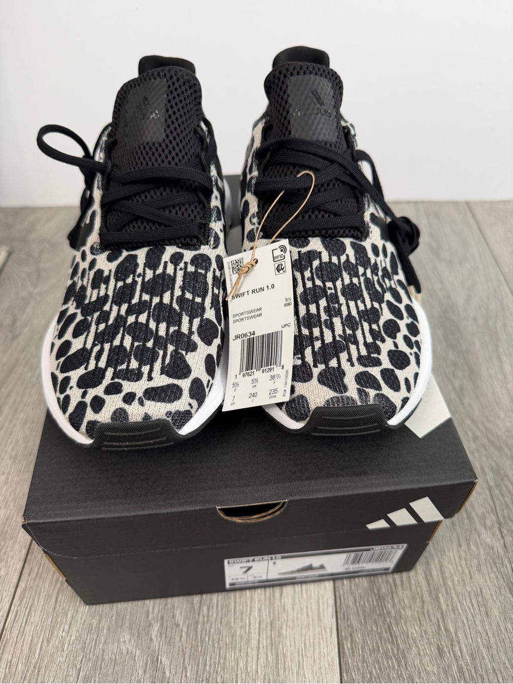 Adidas Women’s Swift Run Sneakers NWT Size 7 - Picture 2 of 8